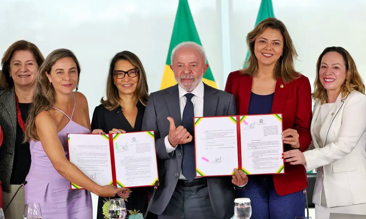 Lula sanciona leis para fortalecer combate à violência contra mulheres