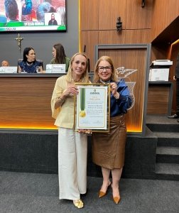 Vereadora Katiuscia Manteli recebe título de cidadã cuiabana durante sessão na Câmara