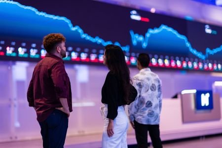 Bolsa bate novo recorde, e dólar cai ao menor nível em dois anos