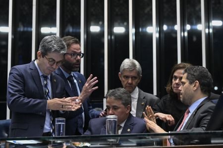 Acordo com bases de Lula e Bolsonaro garante sabatina de Messias e votação da dosimetria