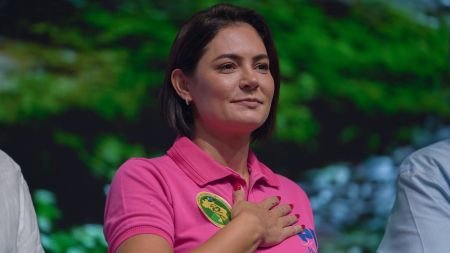 Em meio à briga com Eduardo, Nikolas recebe afago de Michelle nas redes sociais