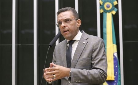 Deputado apresenta PL que pode garantir prisão domiciliar a Bolsonaro