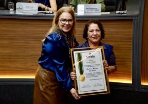 Baixinha Giraldelli recebe título de cidadã cuiabana em reconhecimento à sua atuação pela capital
