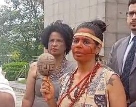 Justiça absolve manifestante presa por pichar estátua em protesto em BH