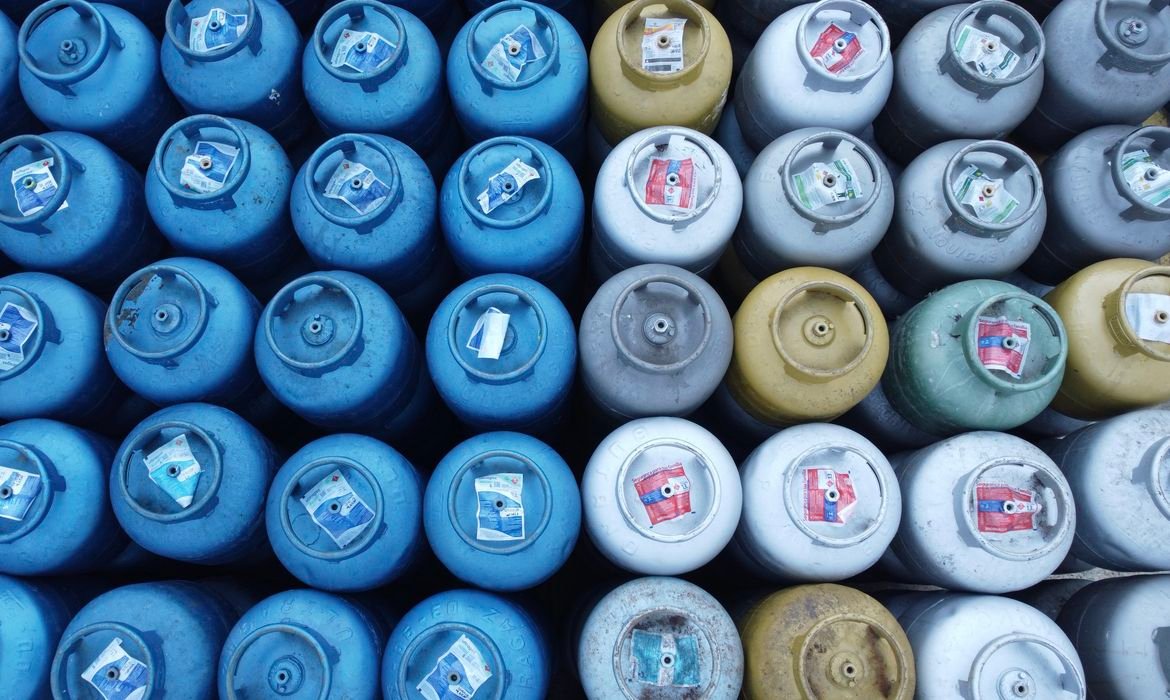 Caixa libera vale-recarga do programa Gás do Povo a 206 mil famílias