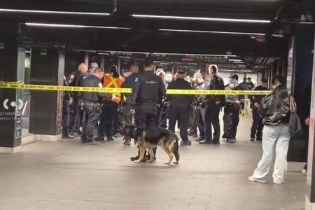 Homem esfaqueia três pessoas no metrô e é morto pela polícia de Nova York