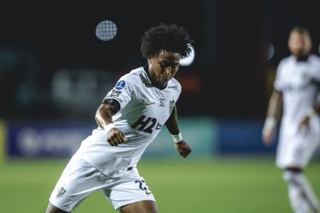 Preciado, Roman e ‘crias’ da base são cortados do banco do Atlético contra o Santos