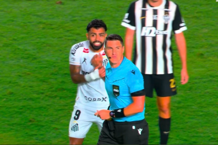 Santos x Atlético: Gabigol leva cartão por reclamação após gol anulado