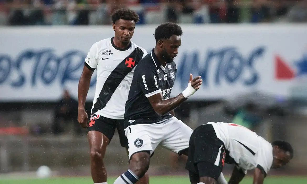 Após atraso devido à chuva, Remo e Vasco empatam pelo Brasileirão
