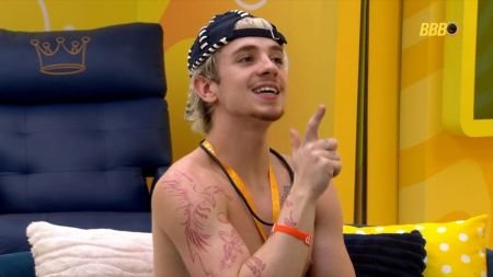 Juliano flagra conversa de Marciele e Jordana no BBB 26 e ironiza: 'A perseguida'
