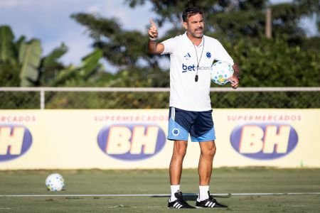 Artur Jorge ganha uniforme 'especial' em busca de embalo no Cruzeiro