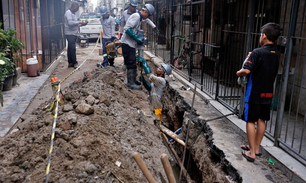 Professora alerta para endividamento com taxa de água e esgoto na Maré