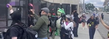 Manifestantes anti-ICE são presos após ataque a prédio federal com brinquedos sexuais nos EUA