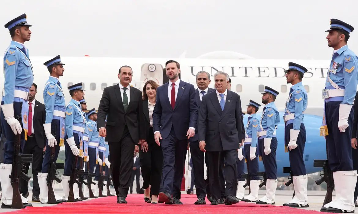 Sem acordo de paz entre EUA e Irã, Trump promete fechar Ormuz