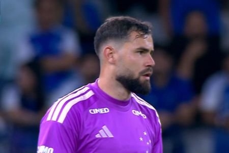 Torcida do Cruzeiro perde a paciência e vaia Matheus Cunha após falha contra Bragantino