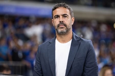 Artur Jorge reage à vitória do Cruzeiro e faz constatação sobre atuação de Néiser