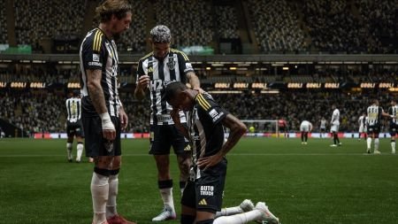 Em recuperação, volante do Atlético posta foto de joelho imobilizado