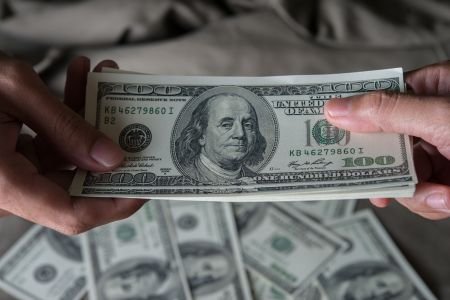 Dólar cai para menos de R$ 5 pela primeira vez em dois anos; bolsa bate recorde