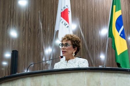 Marília diz que 'tem espaço' para Aécio na chapa do PT em Minas