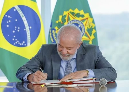 Lula sanciona novo PNE com meta de 10% do PIB em educação