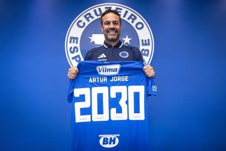 Artur Jorge reage à renovação com o Cruzeiro e manda recado