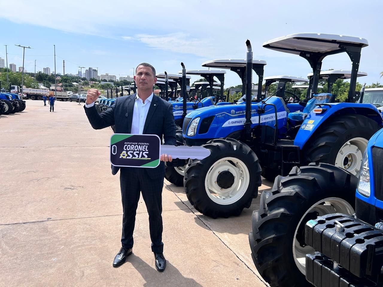 Deputado federal Coronel Assis faz entrega histórica de tratores para a agricultura familiar em Mato Grosso