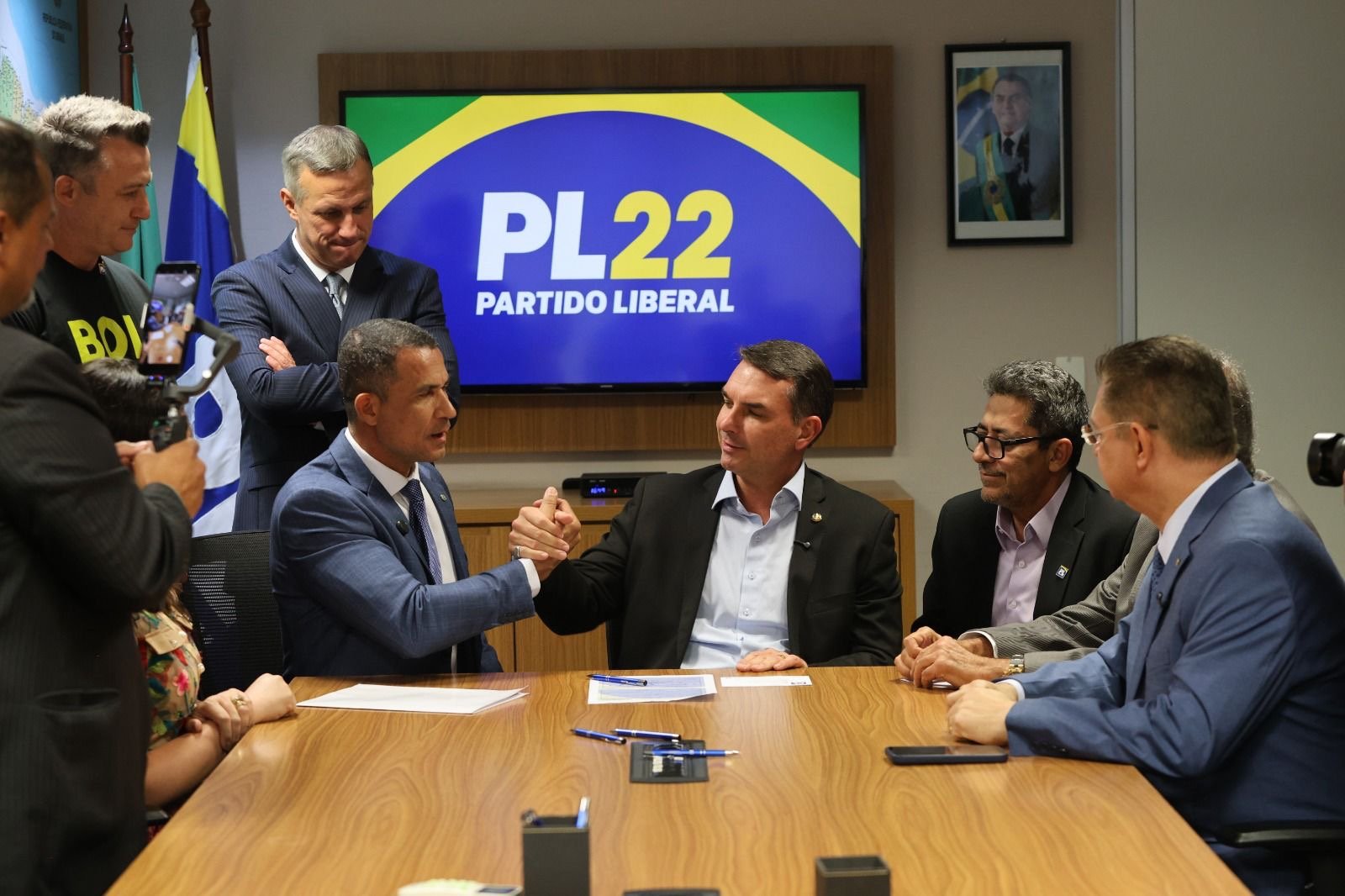 Deputado Coronel Assis se filia ao PL e é recebido por Flávio Bolsonaro e lideranças nacionais