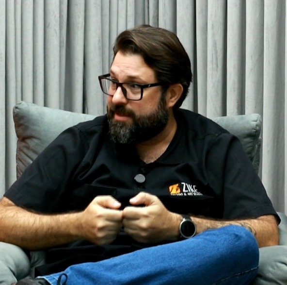 Tatuagem exige técnica, segurança e escolha consciente, afirma tatuador Zike em entrevista ao Crispim Neto